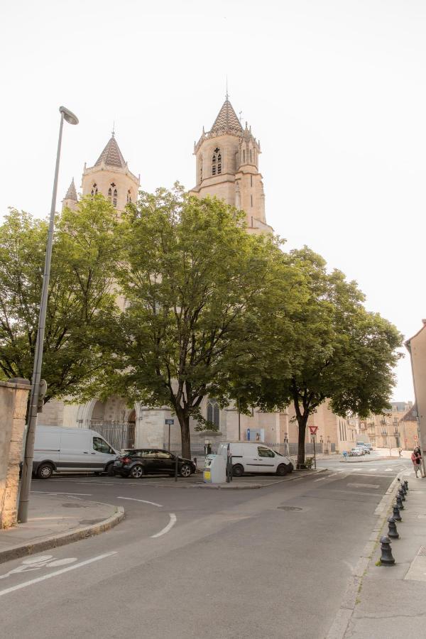 Suite Romanee 6 Personnes Vue Cathedrale 2 Places De Parking Dijon Kültér fotó