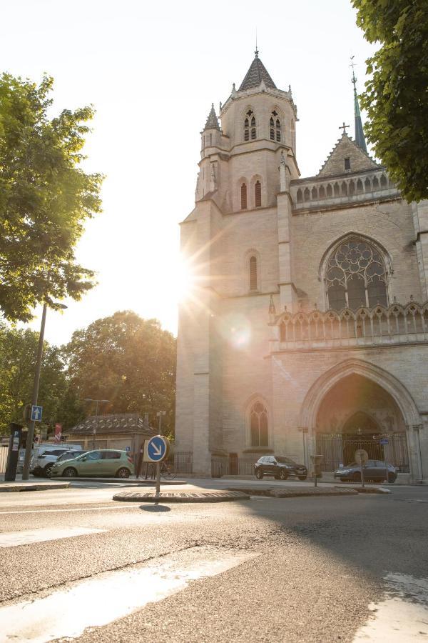 Suite Romanee 6 Personnes Vue Cathedrale 2 Places De Parking Dijon Kültér fotó